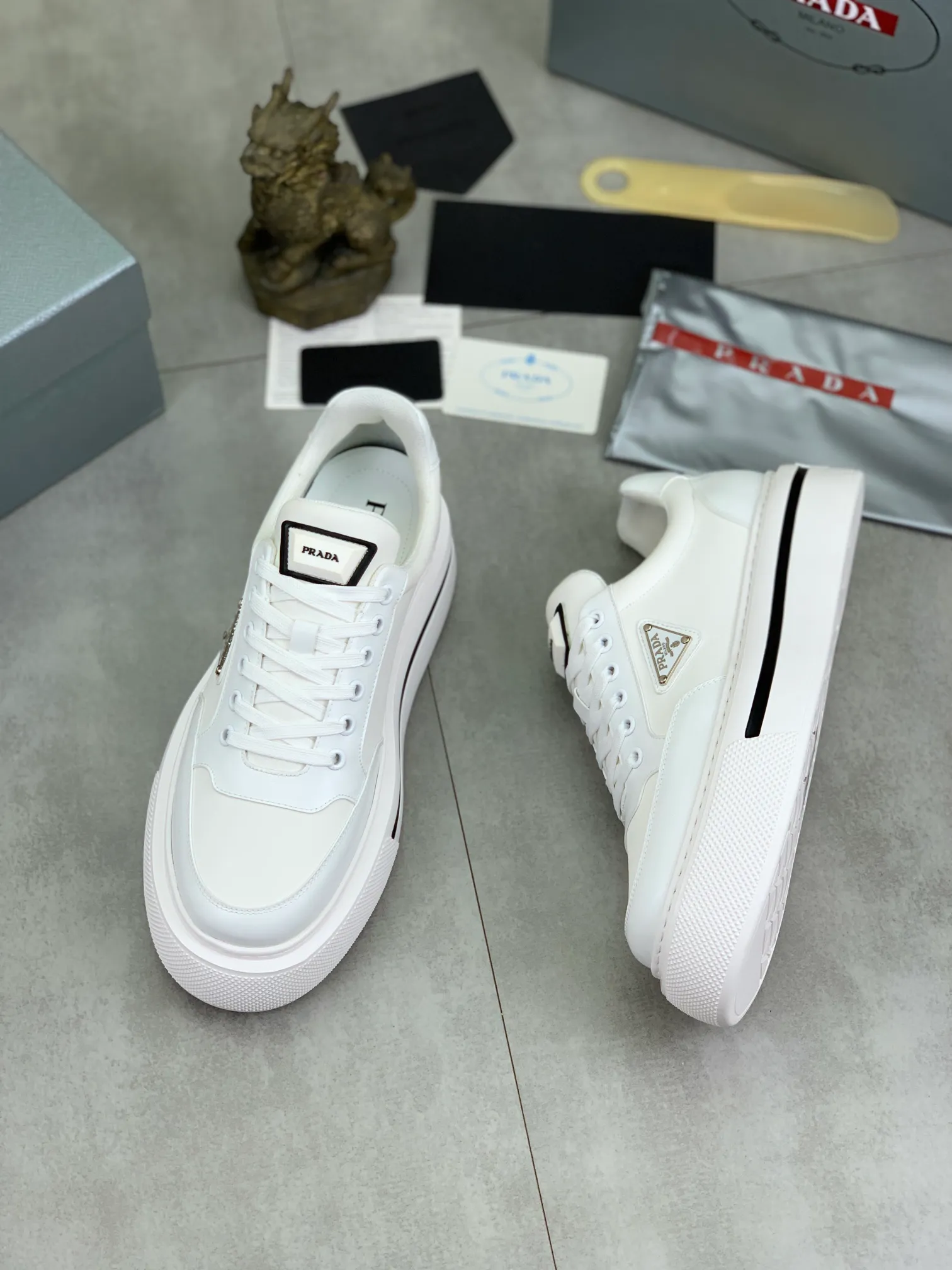 Men's shoes 💰P580 new (higher version) new models are available at PRADA counters simultaneously, new men's shoes, 😘 fabrics are selected from original calfskin. First layer of imported silk cowhide lining. The original version is awesome! 👍🏿Original open-molded non-slip PU outsole, with exquisite lines, simple and elegant, super comfortable and classy on foot, suitable for leisure travel. Code number: 38 to 44 (45 customized) 4️⃣ colors available